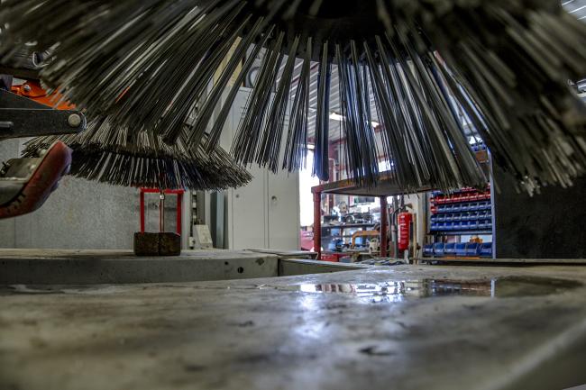 Das Bild zeigt eine Straßenreinigungsmaschine.