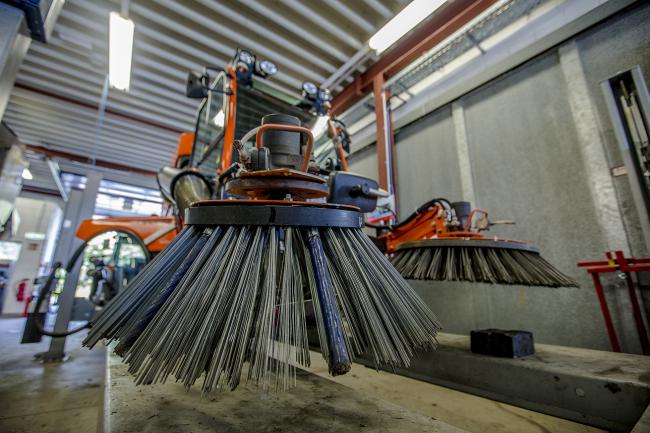 Das Bild zeigt eine Kehrmaschine.