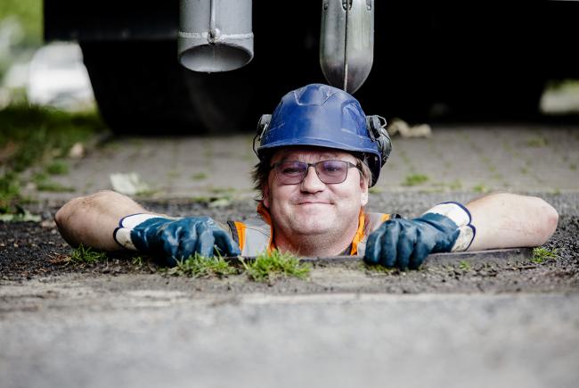 Hier sieht man einen Arbeiter bei der Entwässerung.