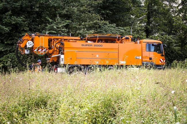 Hier sieht man ein Entwässerungsfahrzeug.