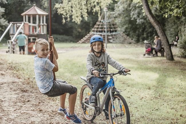 Das Bild zeigt zwei spielende Kinder.