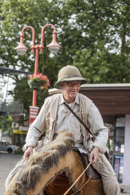 Das Bild zeigt Ausschnitte eines Stadfestes. 