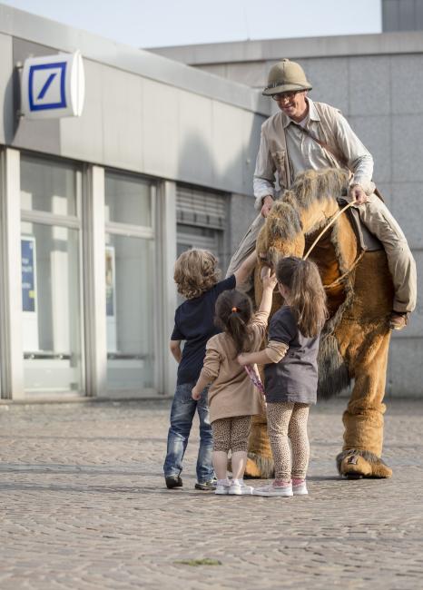 Das Bild zeigt Ausschnitte eines Stadfestes. 