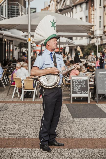 Das Bild zeigt Ausschnitte eines Stadfestes. 