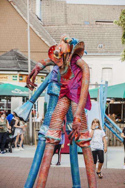 Das Bild zeigt Ausschnitte eines Stadfestes. 