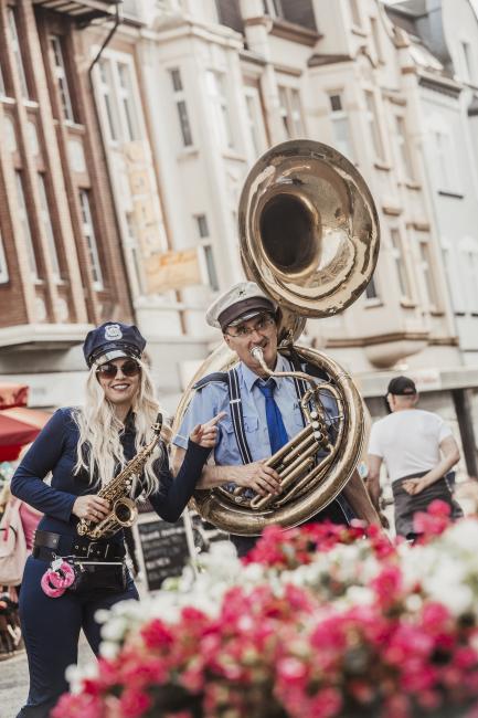 Das Bild zeigt Ausschnitte eines Stadfestes. 