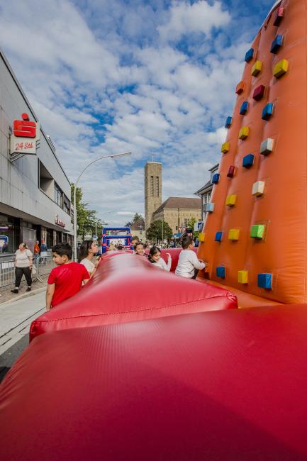 Das Bild zeigt Ausschnitte eines Stadfestes. 
