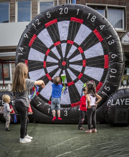 Das Bild zeigt Ausschnitte eines Stadfestes. 
