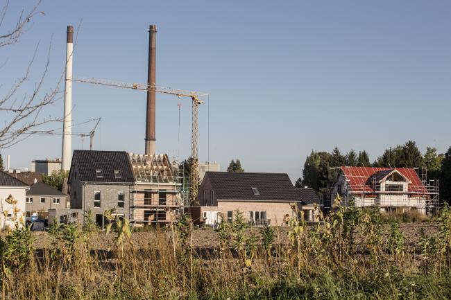 Das Foto zeigt eine Neubausiedlung.