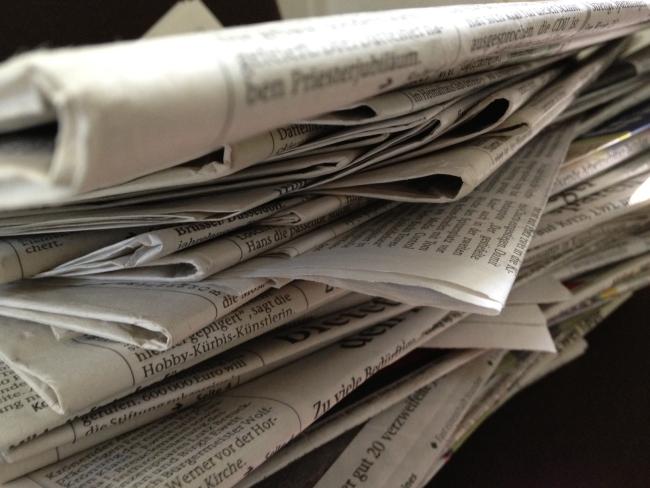 Das Bild zeigt einen Zeitungsstapel.