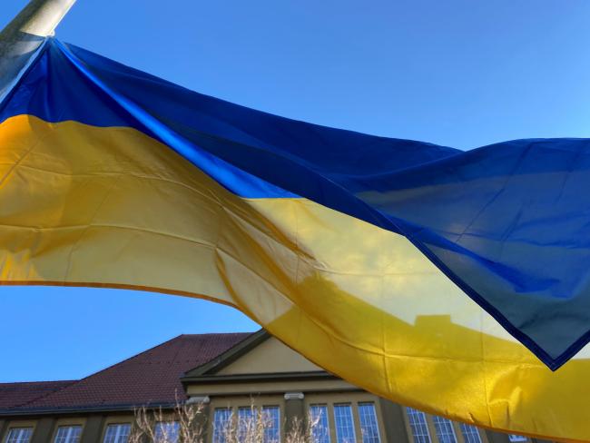 Ukraine-Flagge am Rathaus
