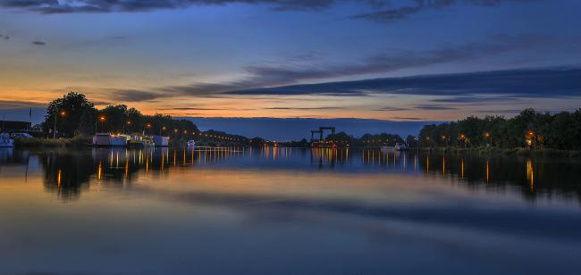 Das Bild zeigt das Dattelner Meer mit der Schleuse im Hintergrund