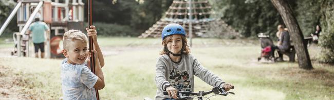 Das Bild zeigt Kinder auf einem Spielplatz