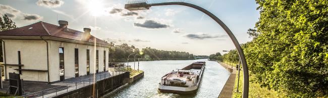 Das Bild zeigt ein Schiff, das durch die Schleuse Datteln fährt