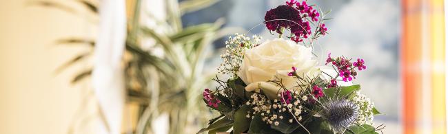 Das Bild zeigt Blumen auf einem Tisch