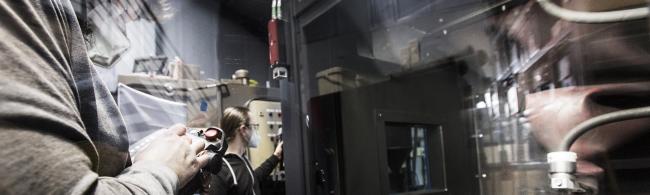 Das Bild zeigt Arbeiter*innen in einem Unternehmen