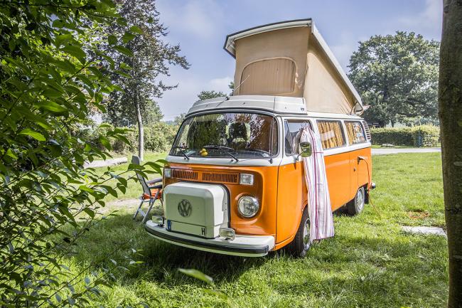 Das Bild zeigt einen historischen Campingbulli.