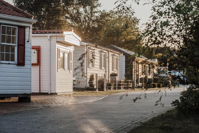 Das Bild zeigt Campinghäuser.
