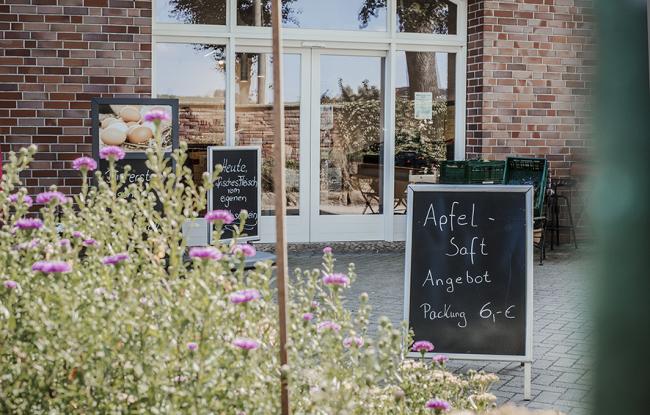 Das Bild zeigt den Eingang eines Hofladens.