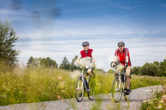 Senior*innen fahren Fahrrad