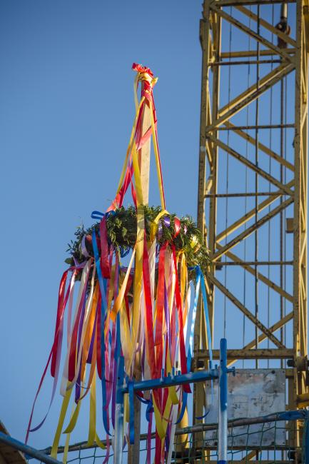 Das Bild zeigt ein Richtfest. 