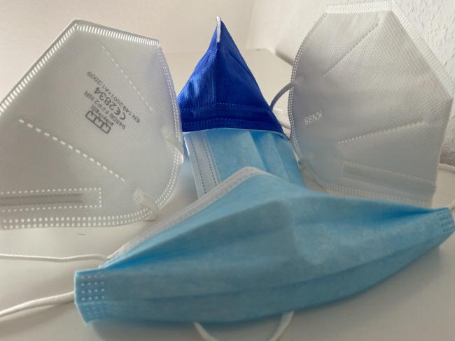 Das Bild zeigt medizinische Masken