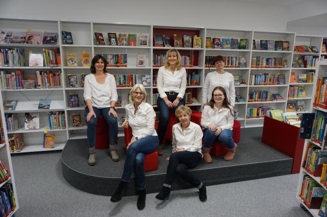 Das Foto zeigt das Team der Stadtbücherei.