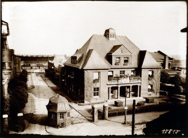 Das Bild zeigt das Verwaltungsgebäude und Pförtnerhäuschen der Zeche Emscher-Lippe in der Vorkriegszeit.