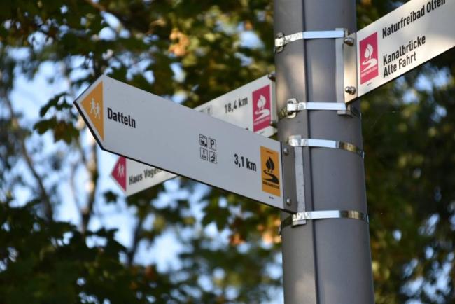 Das BIld zeigt ein Wanderschild.