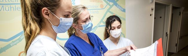 Das Bild zeigt Mitarbeiterinnen in einem Krankenhaus