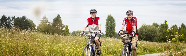 Das Bild zeigt zwei Fahrradfahrer*innen