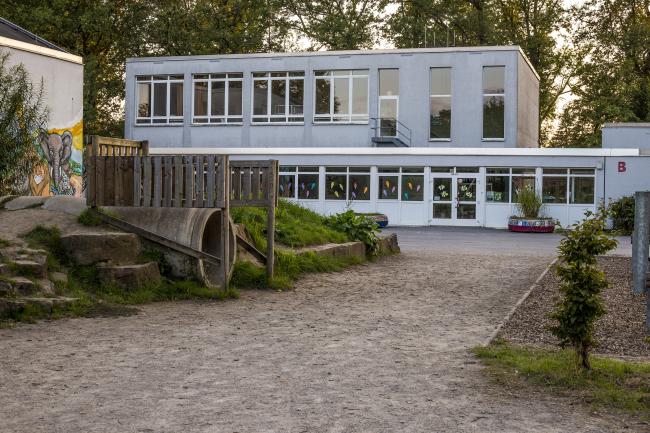 Das Bild zeigt den Schulhof einer Dattelner Grundschule.