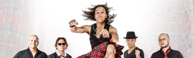 Das Bild zeigt die Künstler BRINGS.