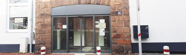 Das Bild zeigt den Eingang zum Finanzzentrum Ostvest