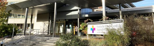 Das Bild zeigt den Eingang zur Vestischen Kinder- und Jugendklinik