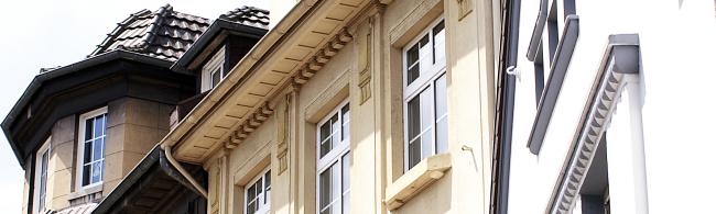 Das Bild zeigt Häuserfassaden in der Hohen Straße