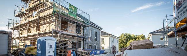 Das Bild zeigt Häuser, die gerade gebaut werden.