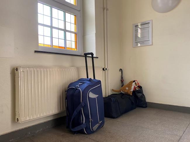 Das Bild zeigt Koffer im Rathausflur