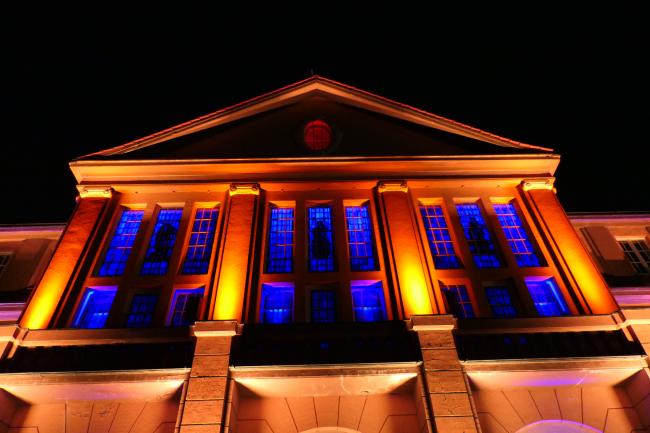 Bunt beleuchtetes Gebäude