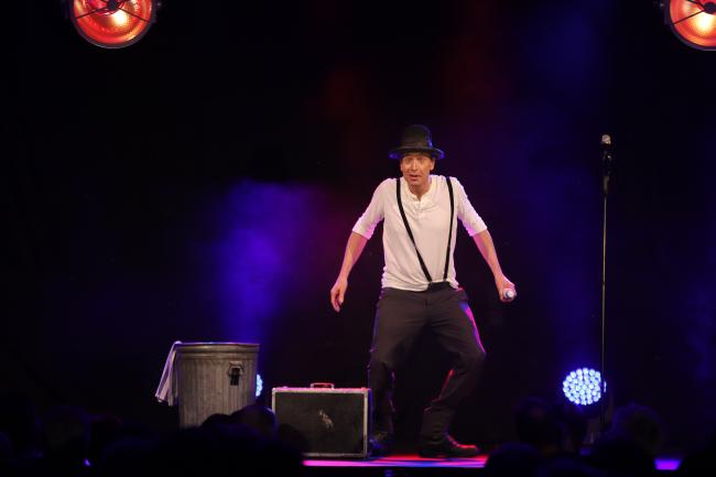 Das Bild zeigt Herrn Niels in Aktion auf der Bühne.