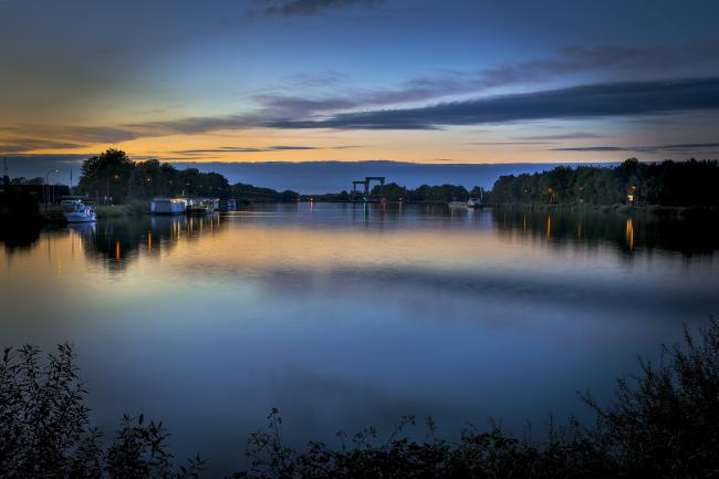 Das Bild zeigt das Dattelner Meer mit mit Blick auf die Schleuse am Abend.