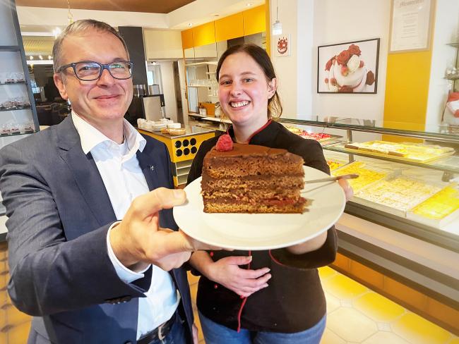 Das Bild zeigt Bürgermeister André Dora und Konditormeisterin Franziska Schnetger in ihrer neuen Konditorei.