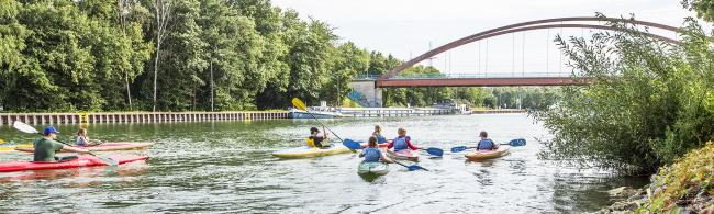 Das Bild zeigt Kanufahrer/innen