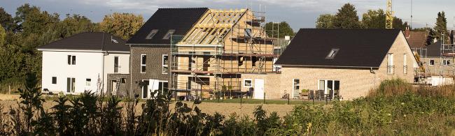 Das Bild zeigt aus der Ferne Häuser in einem Baugebiet