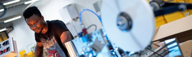 Das Bild zeigt einen Mitarbeiter in einer Druckerei