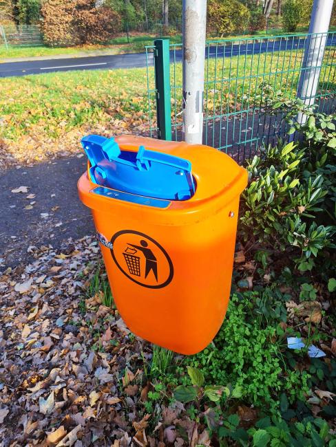 Das Bild zeigt einen vollgestopften Papierkorb.