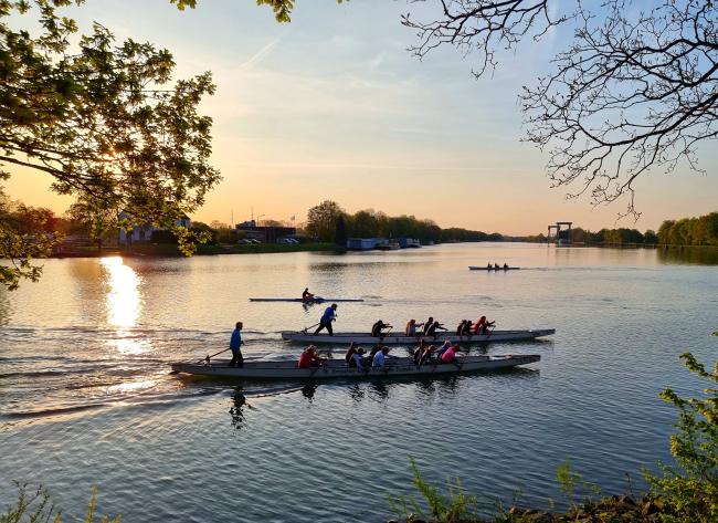 Das Siegerbild aus dem Fotowettbewerb von 2022 zeigt Kanufahrer*innen auf dem Dattelner Meer 