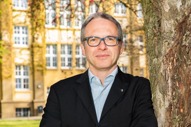 Das Bild zeigt Bürgermeister André Dora im Rathauspark.