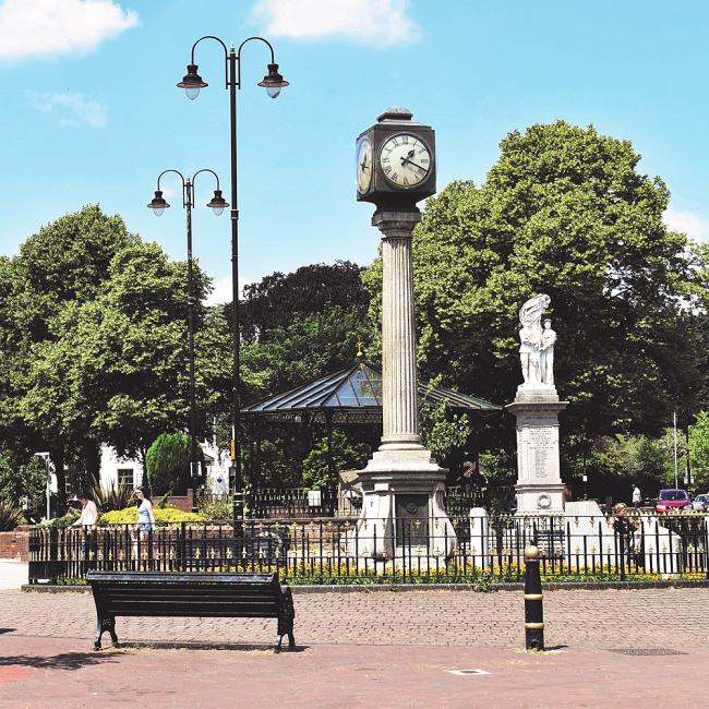 Das Bild zeigt den zentralen Platz im Herzen von Cannock, mit Clocktower im Vordergrund, wie man sieht, und mit Bandstand (kleiner Musikpavillon) im Hintergrund
