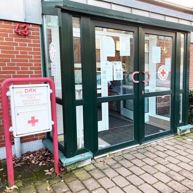 Das Bild zeigt den Eingang zum DRK-Haus an der Ahsener Straße